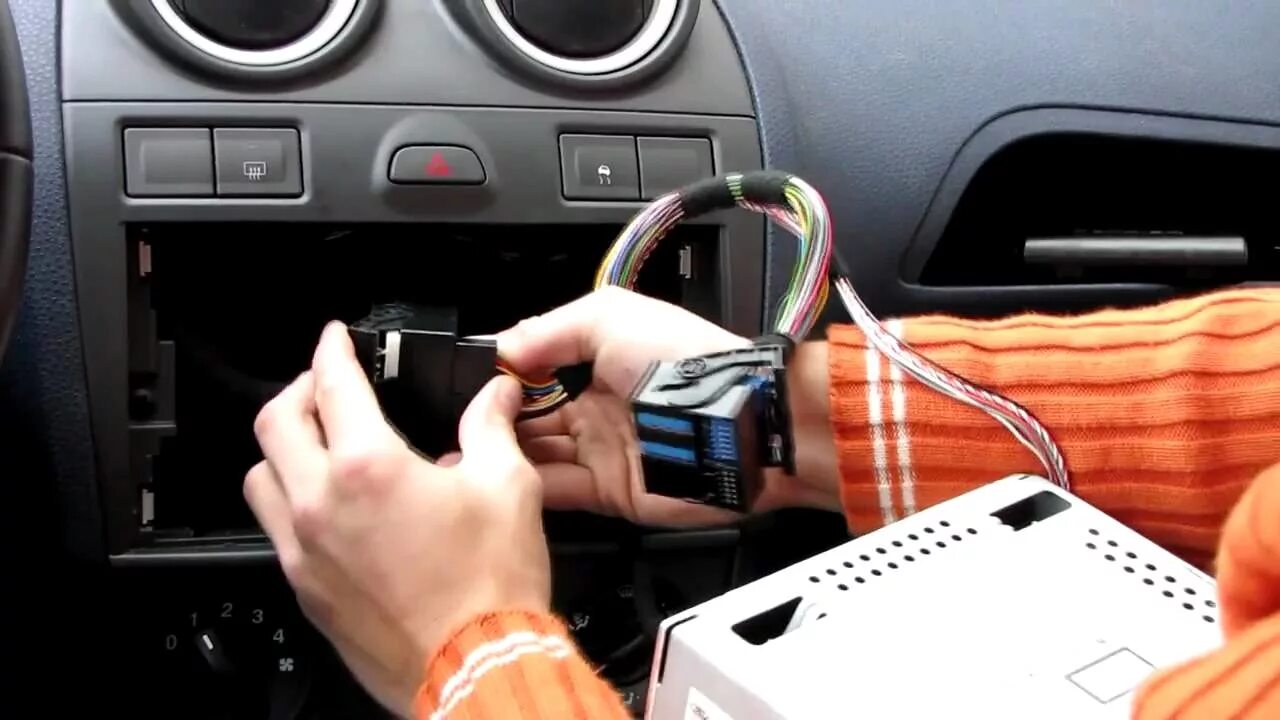 Как включить флешку в машине. USB порт в Ford Fiesta 2011. USB Ford Fiesta. Юсб разъем Форд Фиеста. Штатная заглушка с юсб в машину Форд Фьюжн.