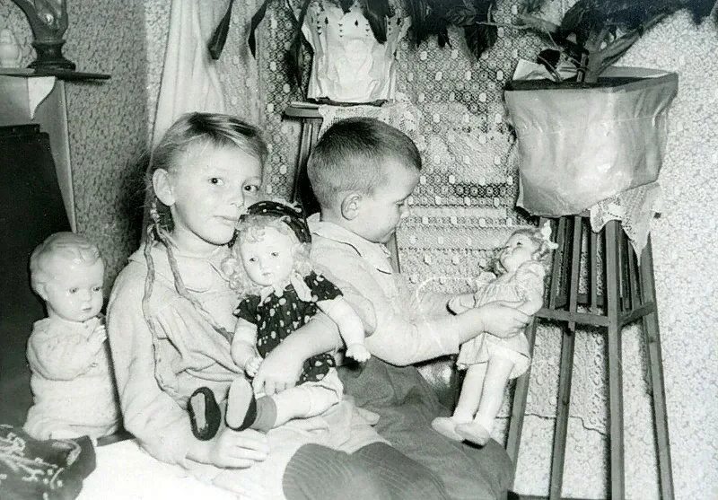 старые игрушки. куклы химштедт. современные куклы для девочек. большие куклы. у девочки было 50 кукол.