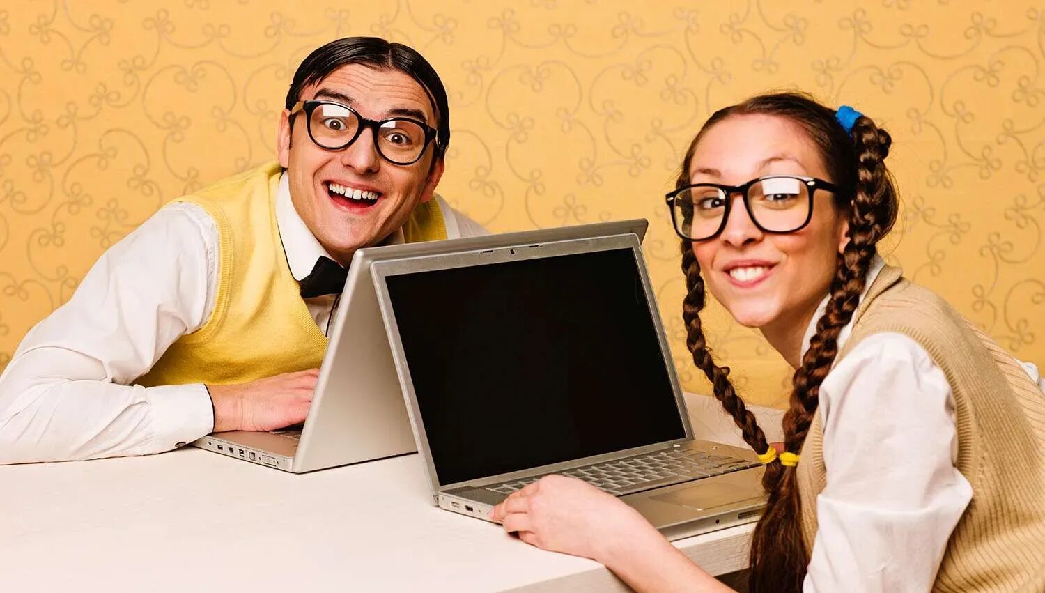 Очкарик ботан. Ботаник человек. Студенты ботаники. Вечеринка очкариков. Студенты ботаники.