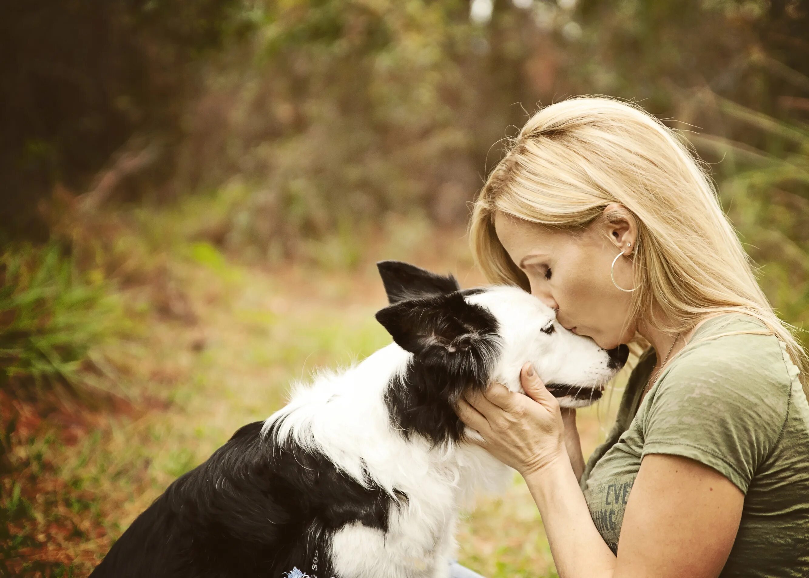 Woman 3 dog. Девушка с собакой. Собака с хозяйкой. Девушка обнимает собаку. Двушка обнимает собаку.