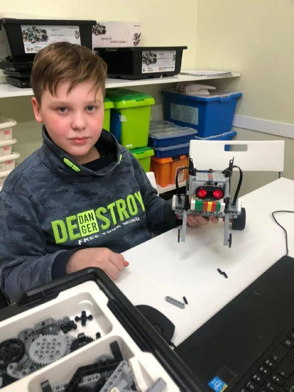 что такое робототехника для школьников. робототехника омск. олимпиады по робототехнике для школьников. робоклуб омск. клуб для детей и подростков.