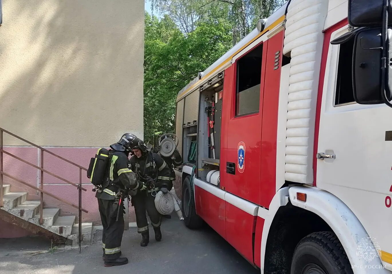 Пожарно-спасательный автомобиль. Пожарная часть. Пожарный автомобиль МЧС. Учения МЧС. Учебная тревога по всей россии