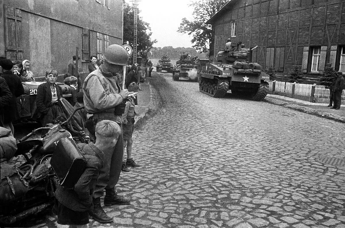 Фотографии второй мировой войны. Шерман в Берлине 1945. Шерман на улице Берлина 1945. Советский Шерман Берлин.