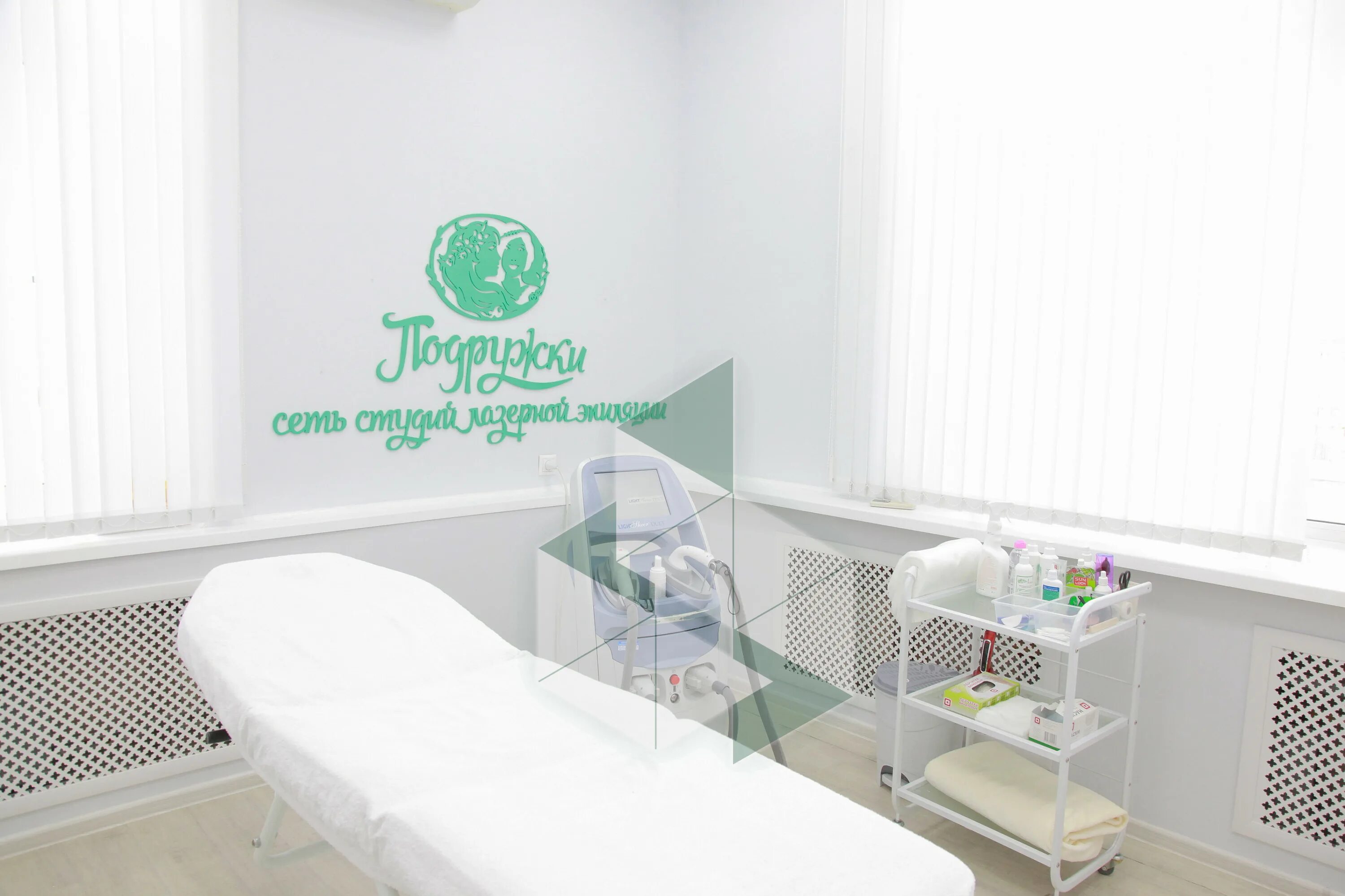 Салон подружки лазерная. Косметология лица в клинике подружки. Девушка у косметолога. Косметология лица в клинике подружки. Интерьер кабинета татуажа.