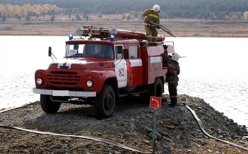 ПНС-110 пожарный автомобиль. Забор воды из водоема пожарной машиной ЗИЛ 131 АЦ 40. Забор воды из гидранта пожарной машиной ЗИЛ 131 АЦ 40. Забор воды из пожарного гидранта пожарной машиной Урал 55571.