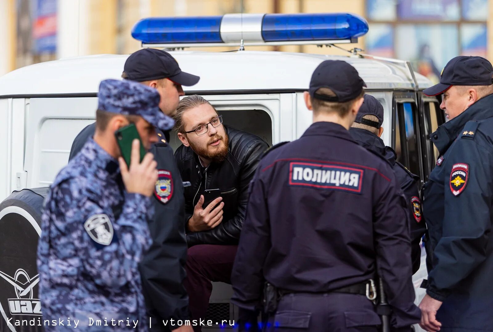 Платину задержали в томске. Сотрудник полиции. Полицейский человек. 16 Апреля 2020 Челябинск полиция массовое задержание.