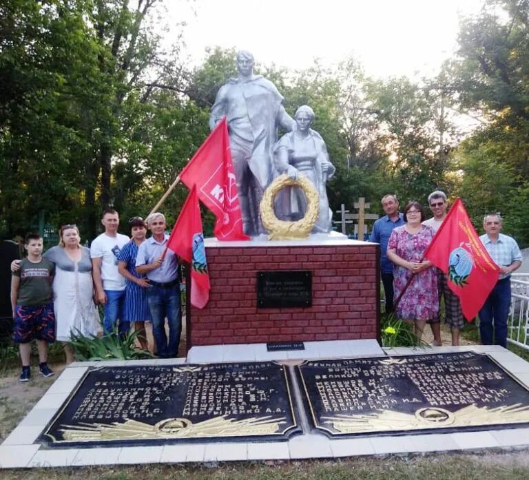 Памяти героев верны. Бртские могилы пугаческогорайона Саратовской обл. Большемуртинский парк памятник братской могиле. Боевое братство Пугачев. Обелиск Пугачев похорон.