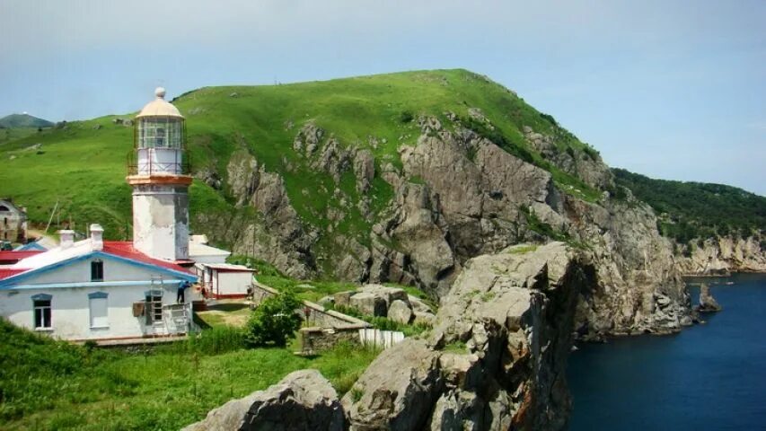 Маяк гамова. Маяк гамова приморский край. Мыс гамова владивосток. Полуостров гамова маяк. Полуостров гамова маяк.