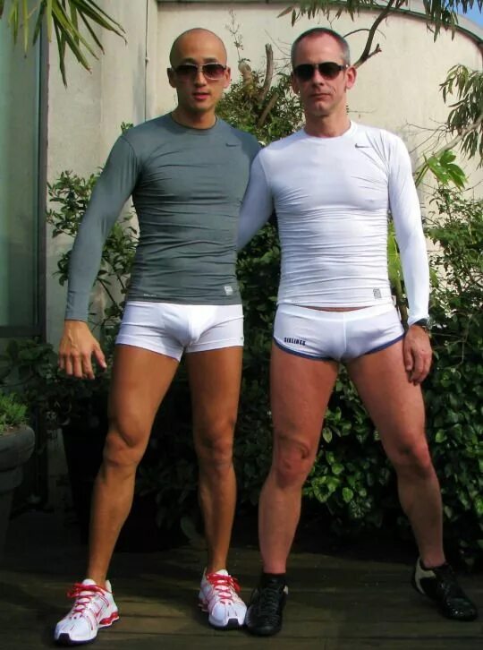 Big dick sons. Мужик в хипсах. Парни в хипсах с большими. Tight White shorts Бойз. Bulge в шортах.