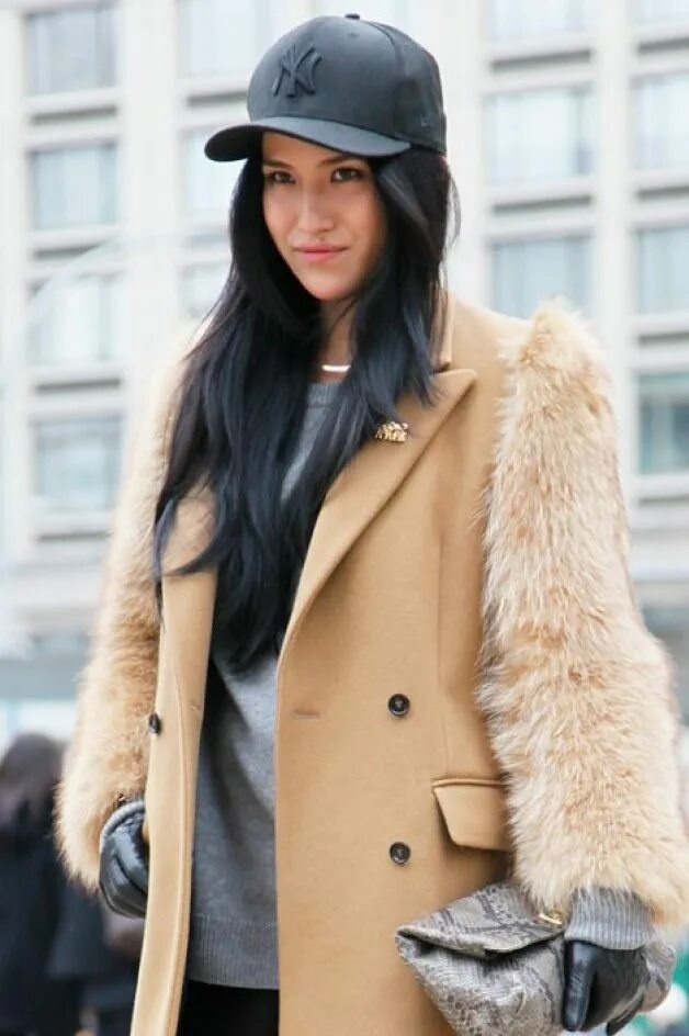 девушка в кепи и пальто. зимний образ с кепкой. женственный зимний. пальто в стиле гранж. носят ли кепку зимой.