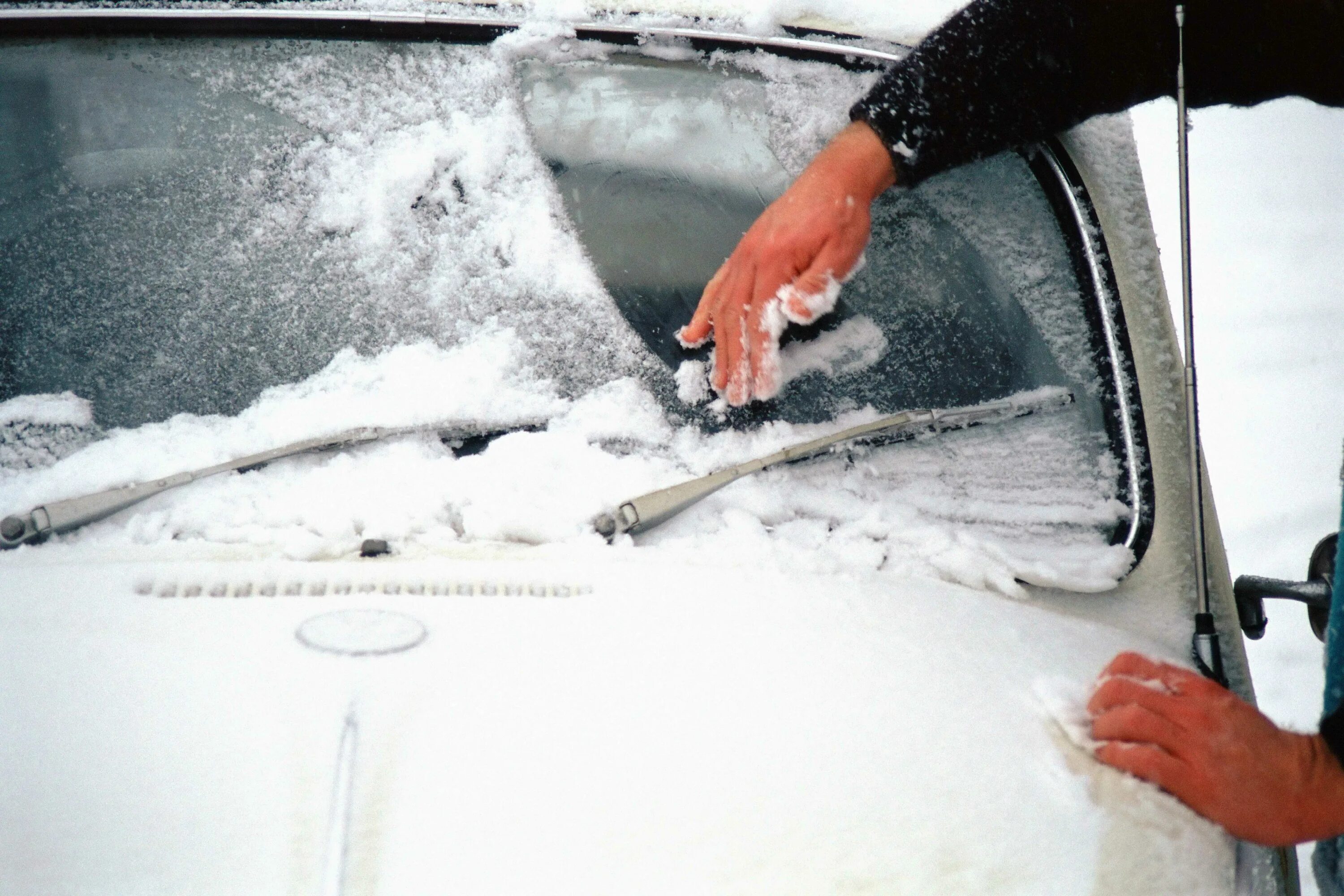 Наледь на лобовом стекле. Замерзшие стекла автомобиля. Дворники замерзли. Замерзший автомобиль.