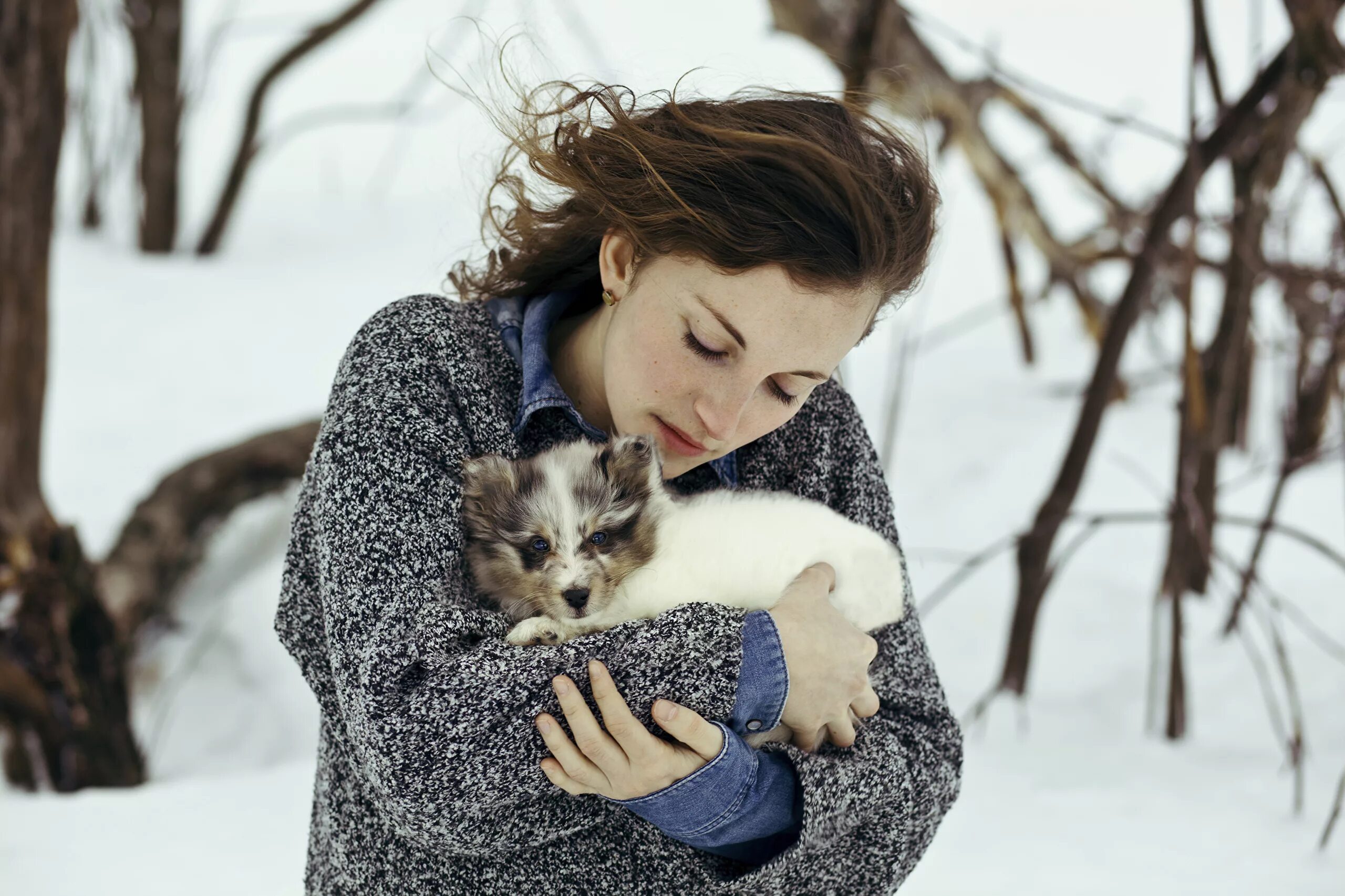 Woman with animals. Зимняя фотосессия с животными. Девушки с животными. Девушка с питомцем. Девушка с животными фотосессия.