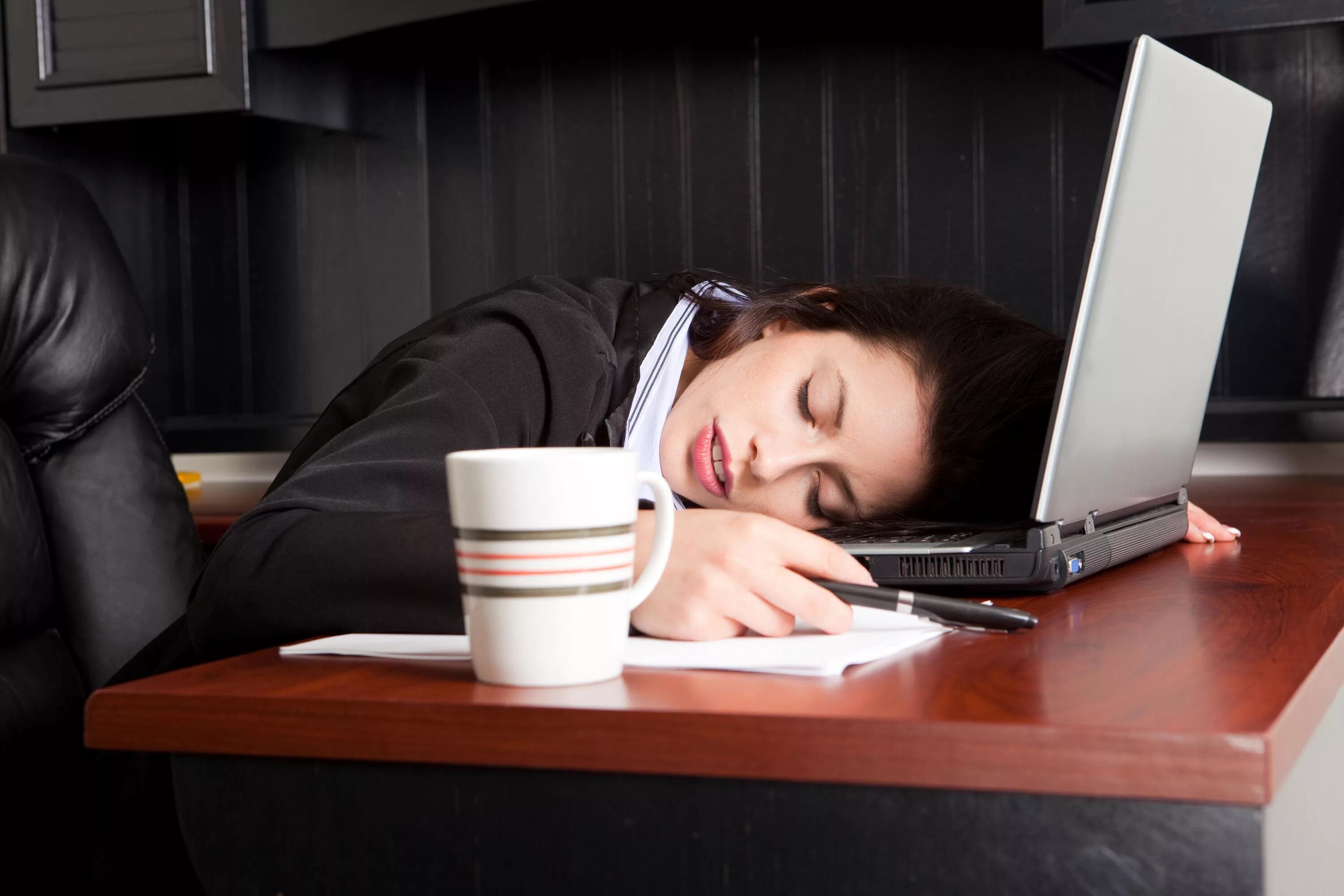 Работать до 10 вечера. Мотиватор от усталости. Женщина хочет спать. Мотиваторы про сон.