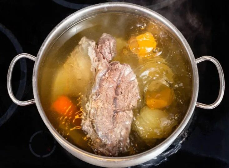 Время варки свинины в кастрюле. Бульон мясной прозрачный. бульон из говядины. бульон в кастрюле. наваристый бульон из говядины.