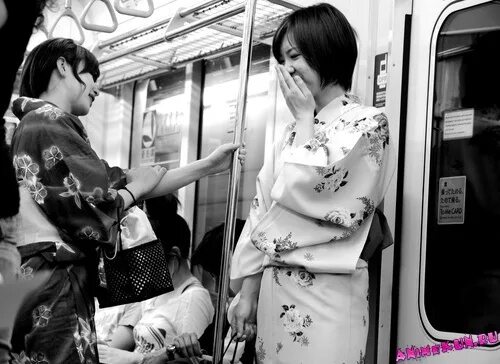Лапаю япония. Японские девушки в метро. Японки в общественном транспорте. Японские девушки в общественном транспорте. Вагоны для женщин в Японии.