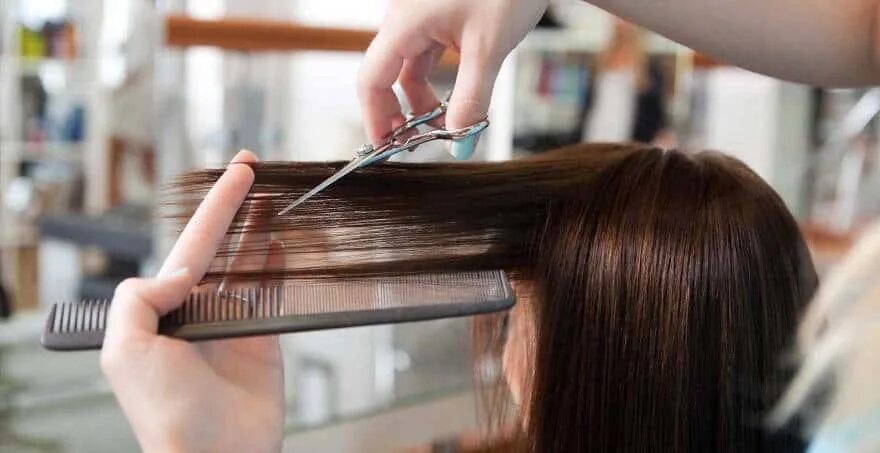 Посещение парикмахерской. Во сне стричь кончики волос. Женская стрижка в салоне. Режем волосы. Стрижка женская модельная картинки в салоне.