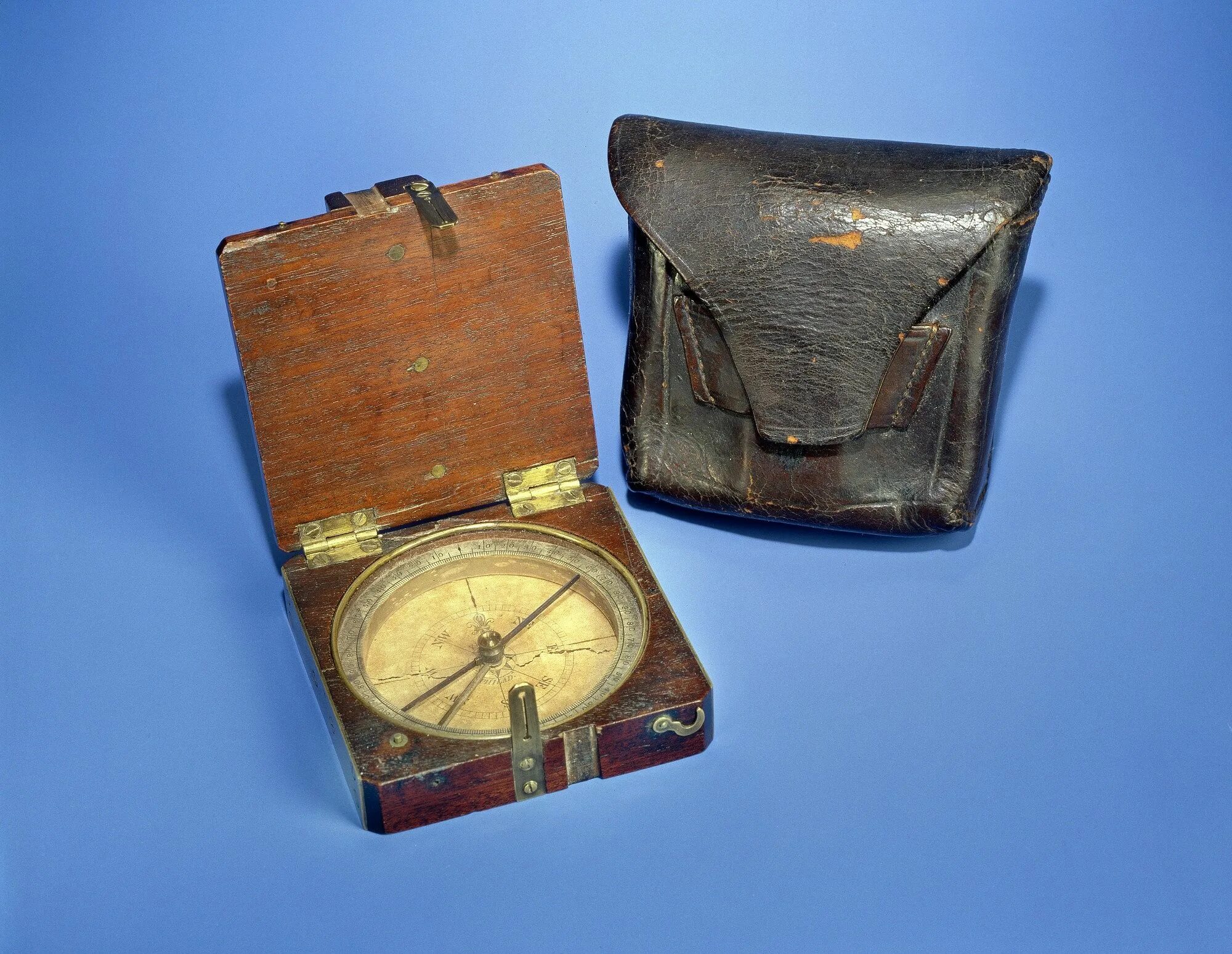 Исторические вещи. Компас первой мировой войны. Исторический предмет известный. Книга и компас. Compass Lewis and Clark.