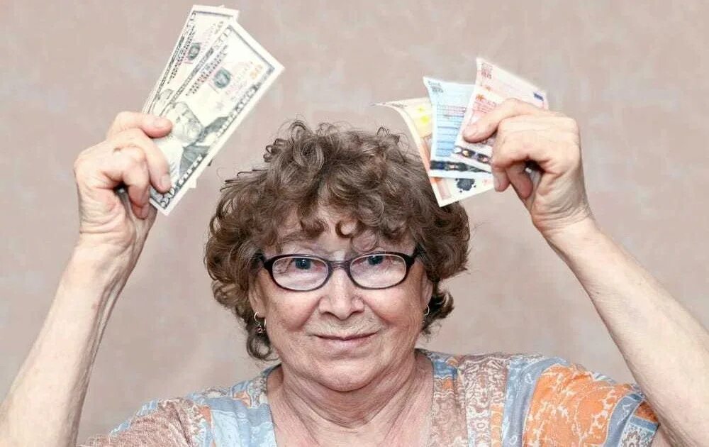 Бабушка с деньгами. Пожилая женщина с деньгами. Бабушка с деньгами в руках. Пенсионер с деньгами.