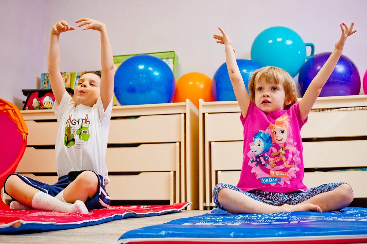 Оздоровительные утренняя гимнастика. Физкультура для малышей. Гимнастика в детском саду. Гимнастика для детей в детском саду. Дети на физкультуре.