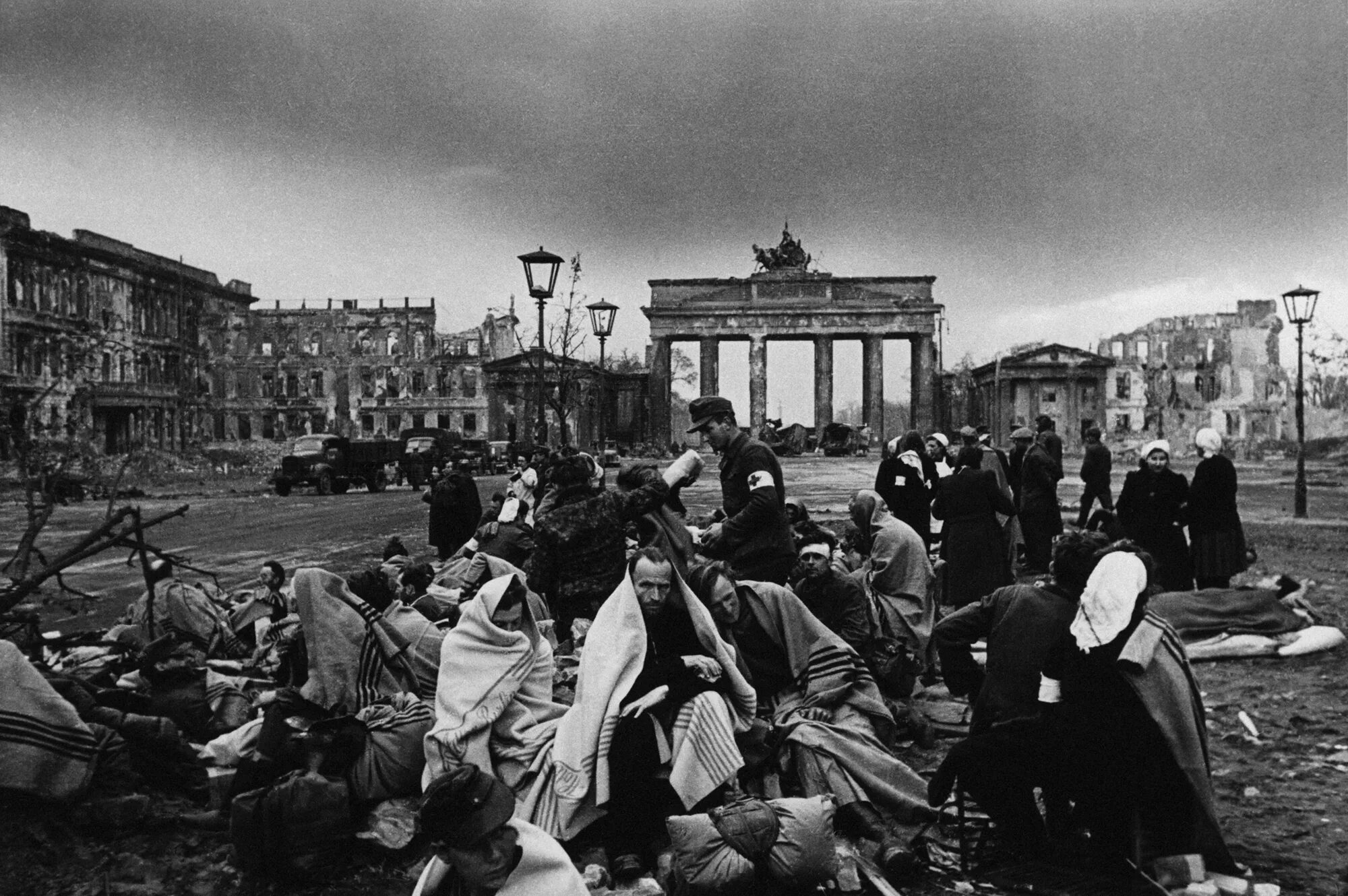 Фотография берлин 5 мая. Берлин, май 1945. Берлин 1945 год. Победа Берлин 1945. Бранденбургские ворота Берлин 1945.