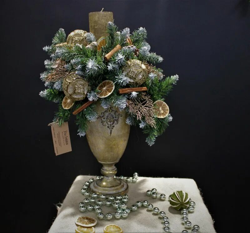 Композиция из еловых веток мастер класс. Новогодняя флористика композиции. Хвойная икебана. Новогодняя экибана. Красивые композиции на новый год.