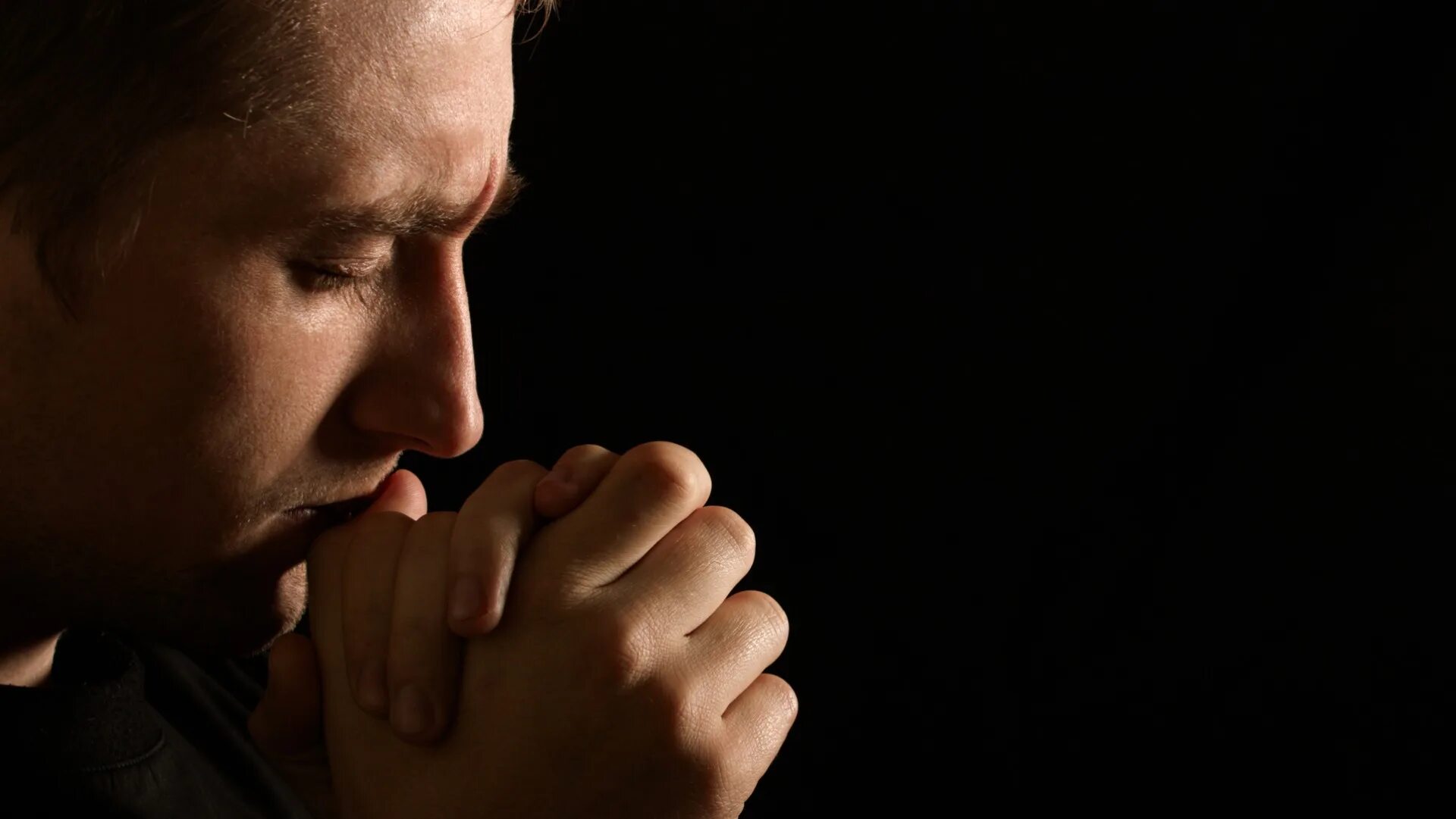 Прощение раскаявшихся. Человек молится. Мужик молится. Молитва мужчины. Молодой человек молится.