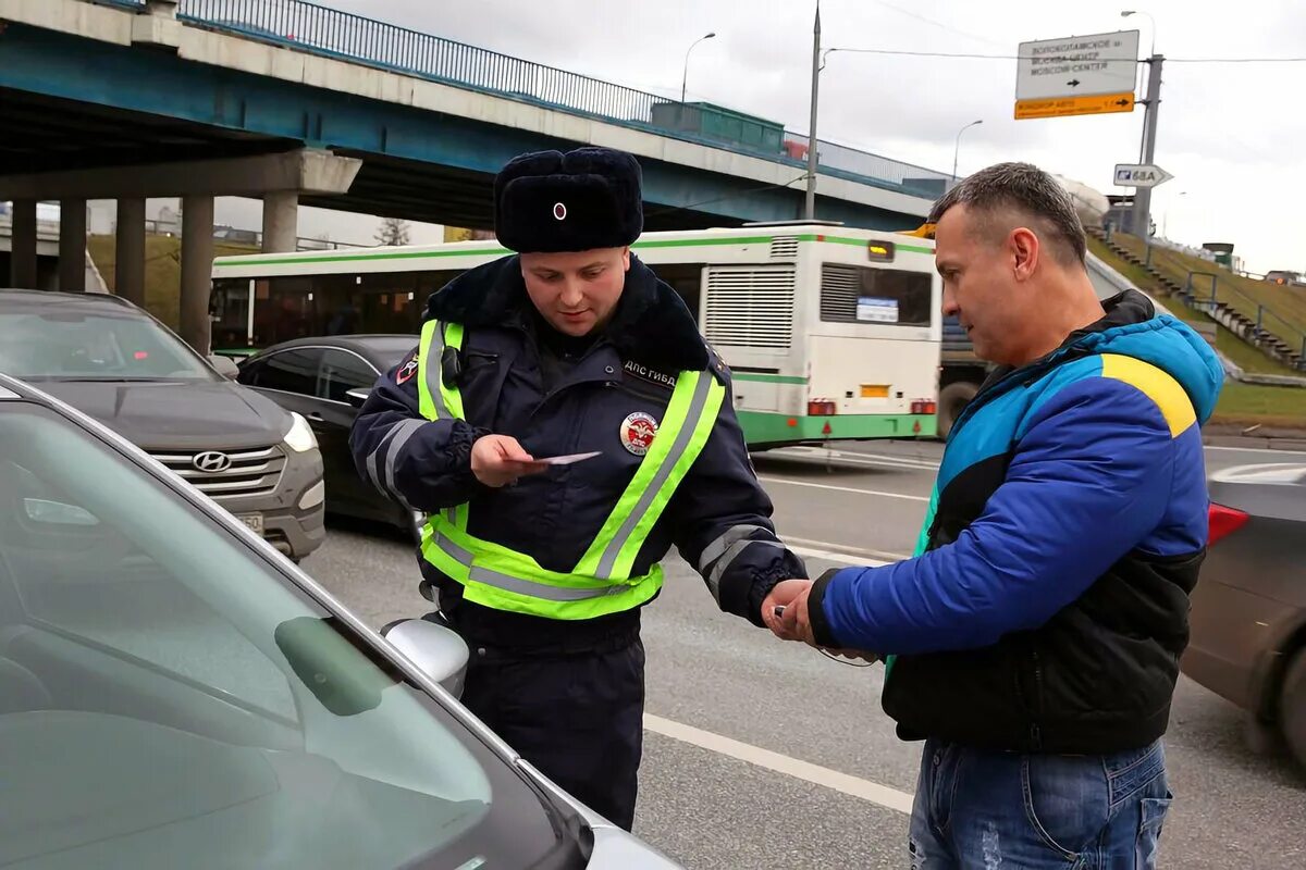 Инспектор ГИБДД. Гаишник остановил. Сотрудник ДПС. Гаишник останавливает машину.