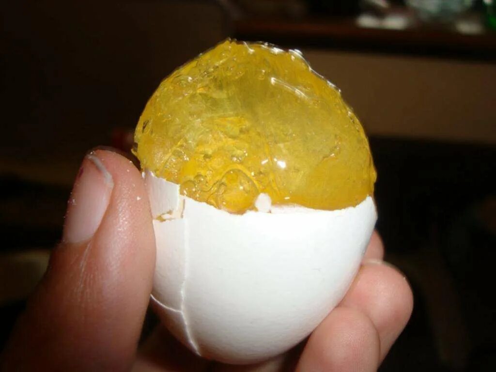 Можно ли есть варен яйца. Замороженные яйца. Замороженное куриное яйцо. Сырое яйцо. Яйца в морозилке.