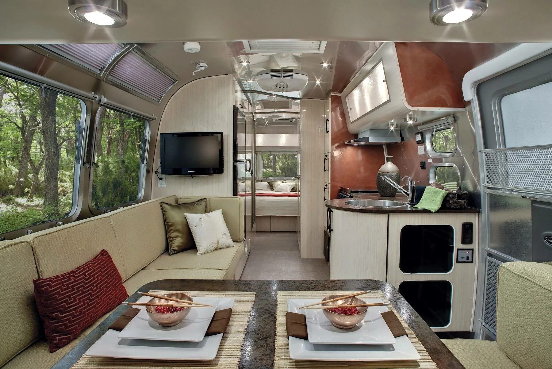 Дом на колесах казань. Автодом airstream 2025. автодом challenger genesis c 394 ga. автодом rv camper. автодом bimobil st 702.