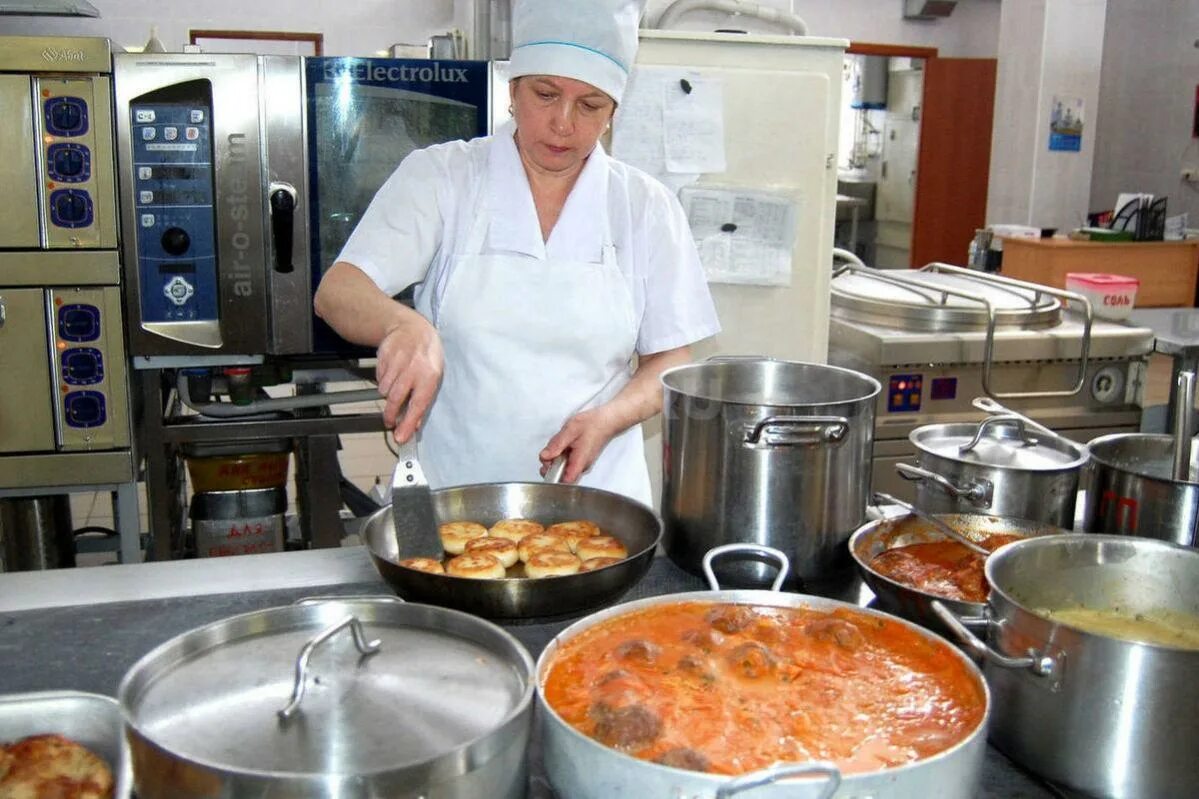 работники столовой. работники столовой. повар в столовой. требуется повар. вакансии повара 2 2 больницы.