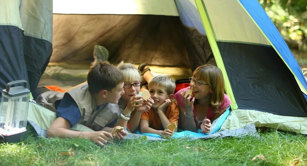 Child camping. Туризм дети. Детский палаточный лагерь. Туристские походы в лагере. Туристический поход с детьми.