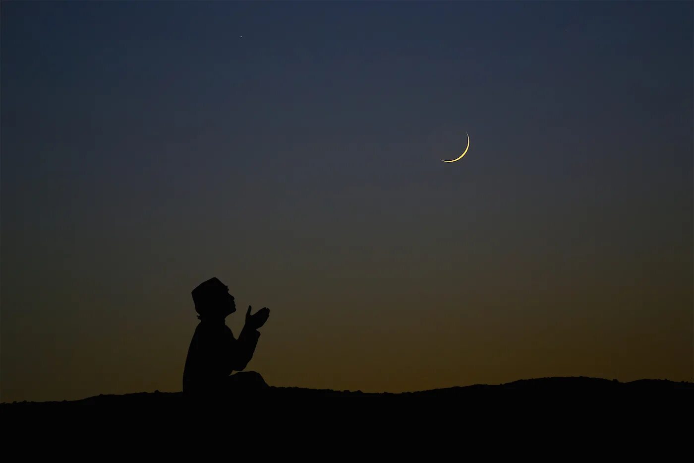Начало рамадана луна. Небо Луна Рамадан. Луна Рамадан фото. Рамадан Луна фон. Ночное небо фон для Рамадан.
