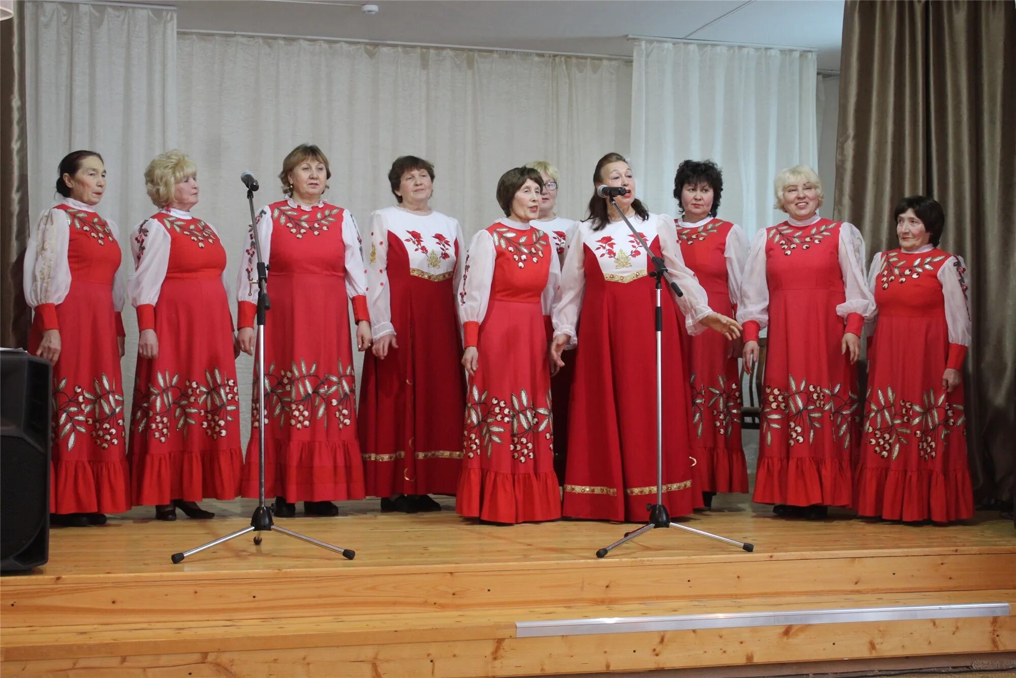 Вокально хоровых коллективы. Чувашия Саланчикский народный хор. Платья для вокального коллектива. Платья для вокальной группы женщин. Костюмы для женского ансамбля.