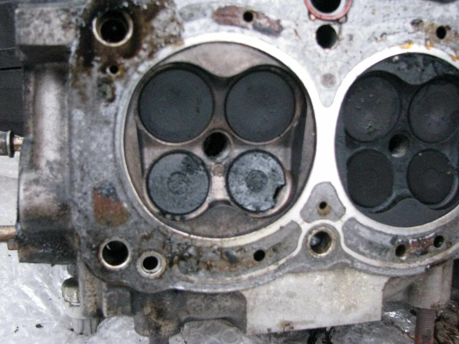 Прогар клапана симптомы. Прогоревший клапан Volvo xc90. Прогоревший клапан 11186. Прогорел клапан g6ba. Прогар клапана.
