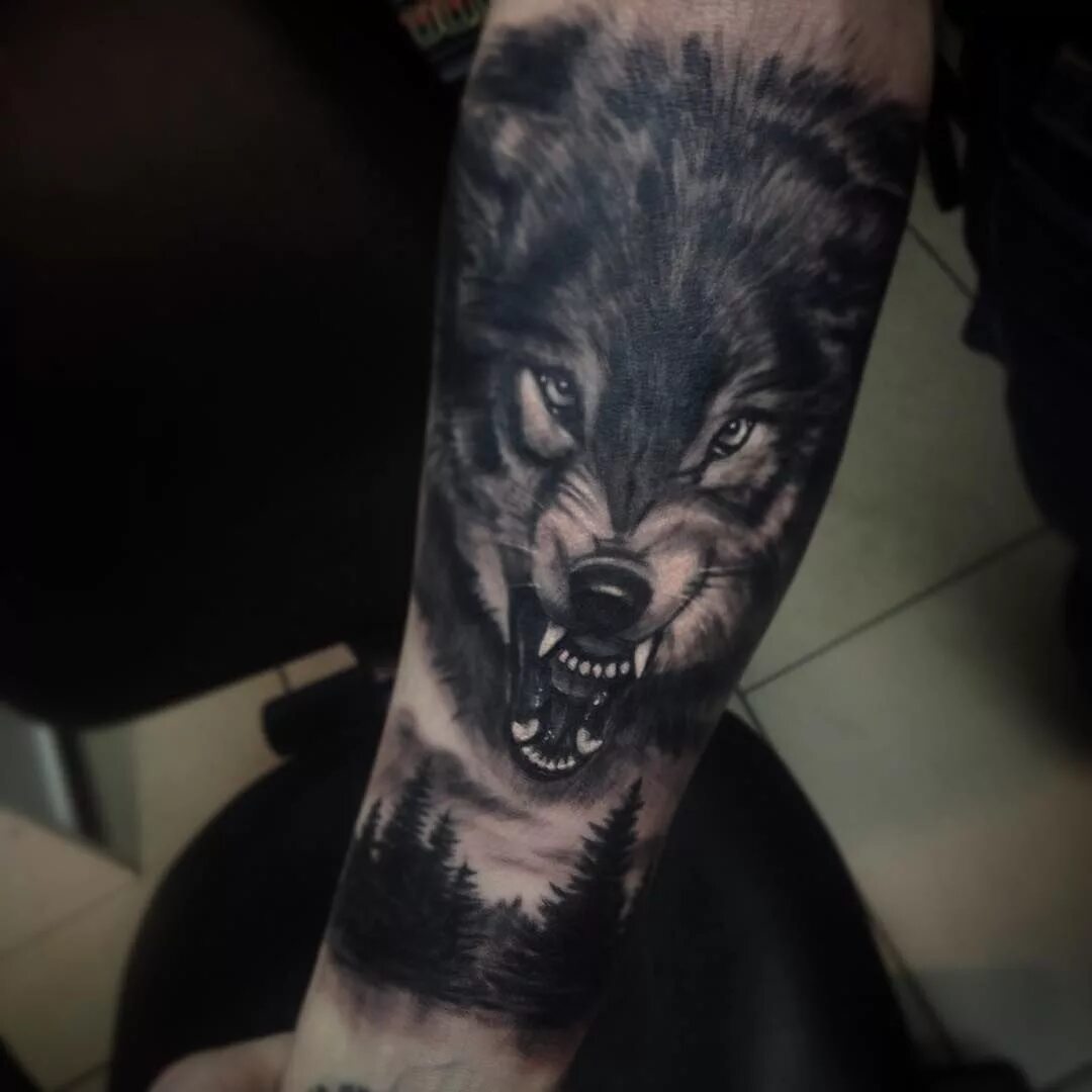 тату оскал волка на руке. тату львица с оскалом. тату оскал волка. тату оскал волка. наколка на руке оскал волка.
