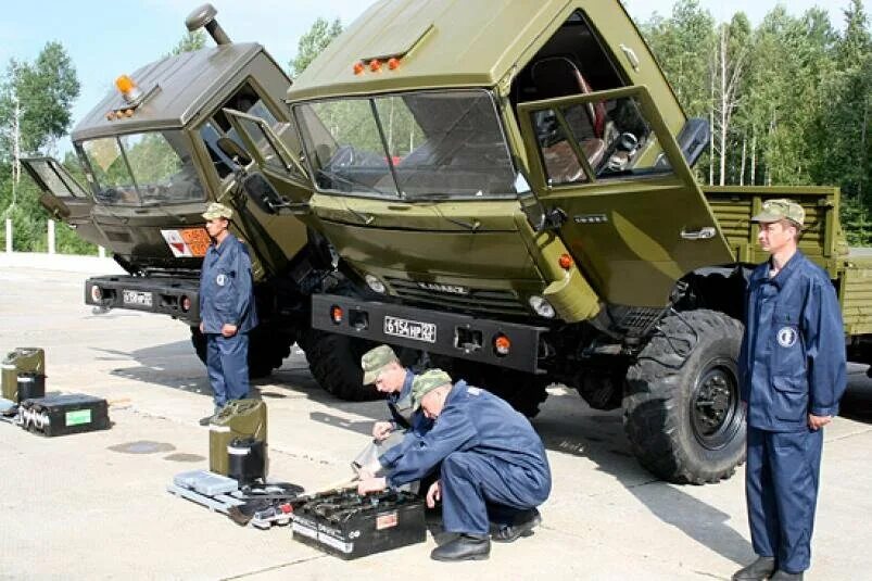 Водитель вс рф. Эксплуатация военной автомобильной техники. Военный водитель. Водитель военной техники. Военный КАМАЗ С водителем.