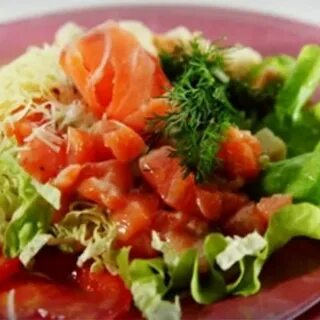 Салат с креветками семгой и красной