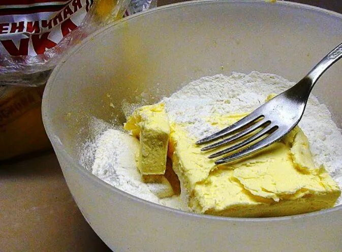 Соус vinaigrette. Масло горчицы. Мазь из уксуса и яйца сливочного масла. Мед оливковое масло лимонный сок. Мазь из яйца и сливочного масла.