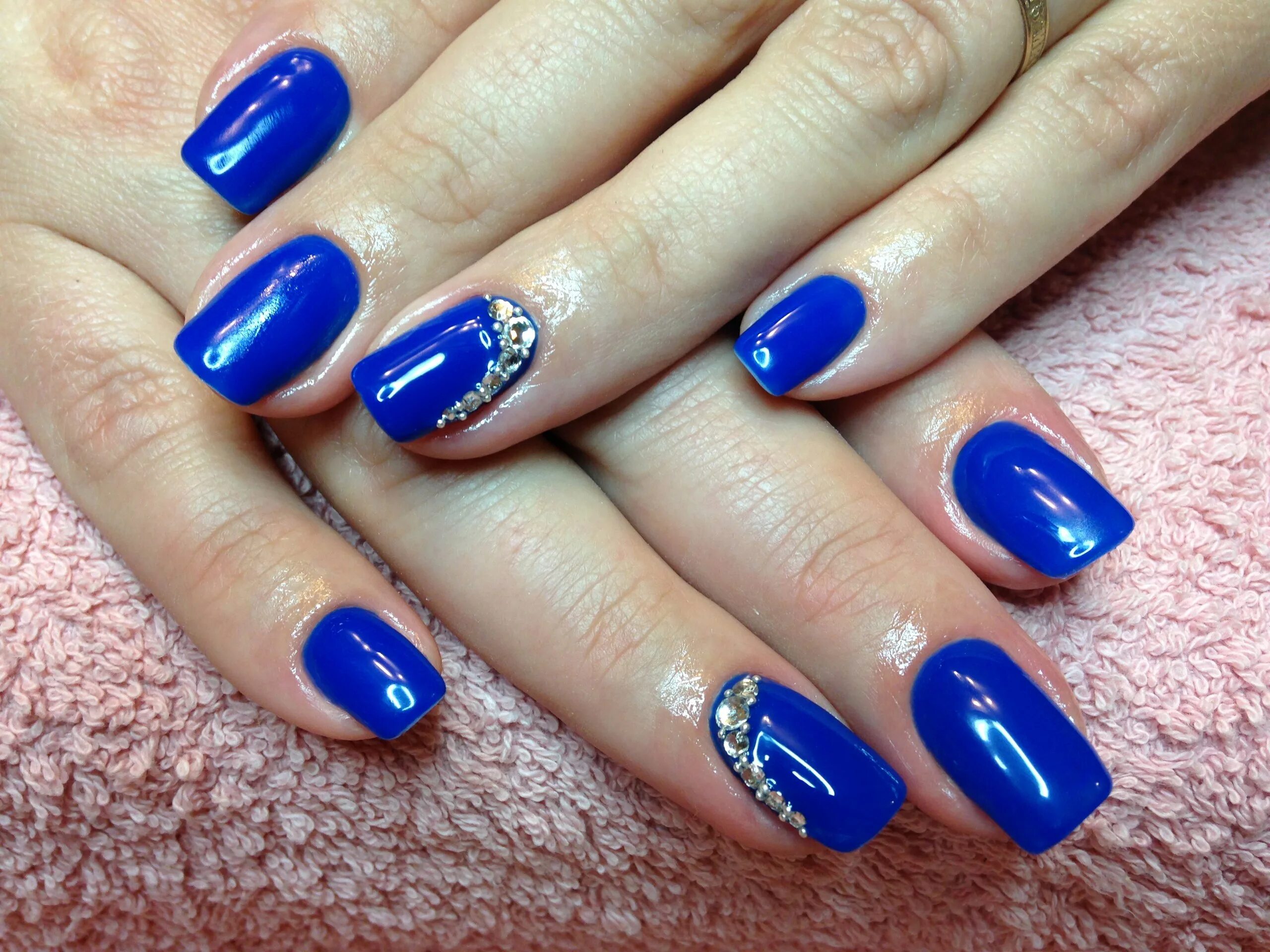 Синие ногти со. Синие короткие ногти. Синий маникюр со стразами. Синий маникюр. Синий маникюр.