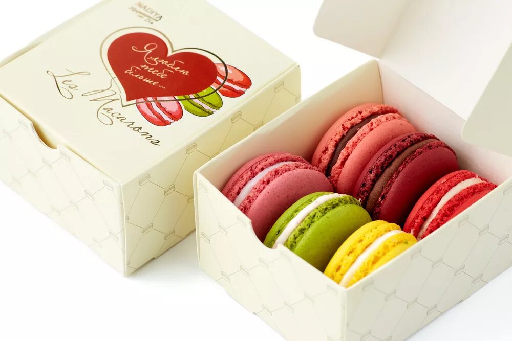 французские коробочки. конфеты chocolate boutique french kiss коробка. пирожное в коробке. макарон laduree. французские коробочки.