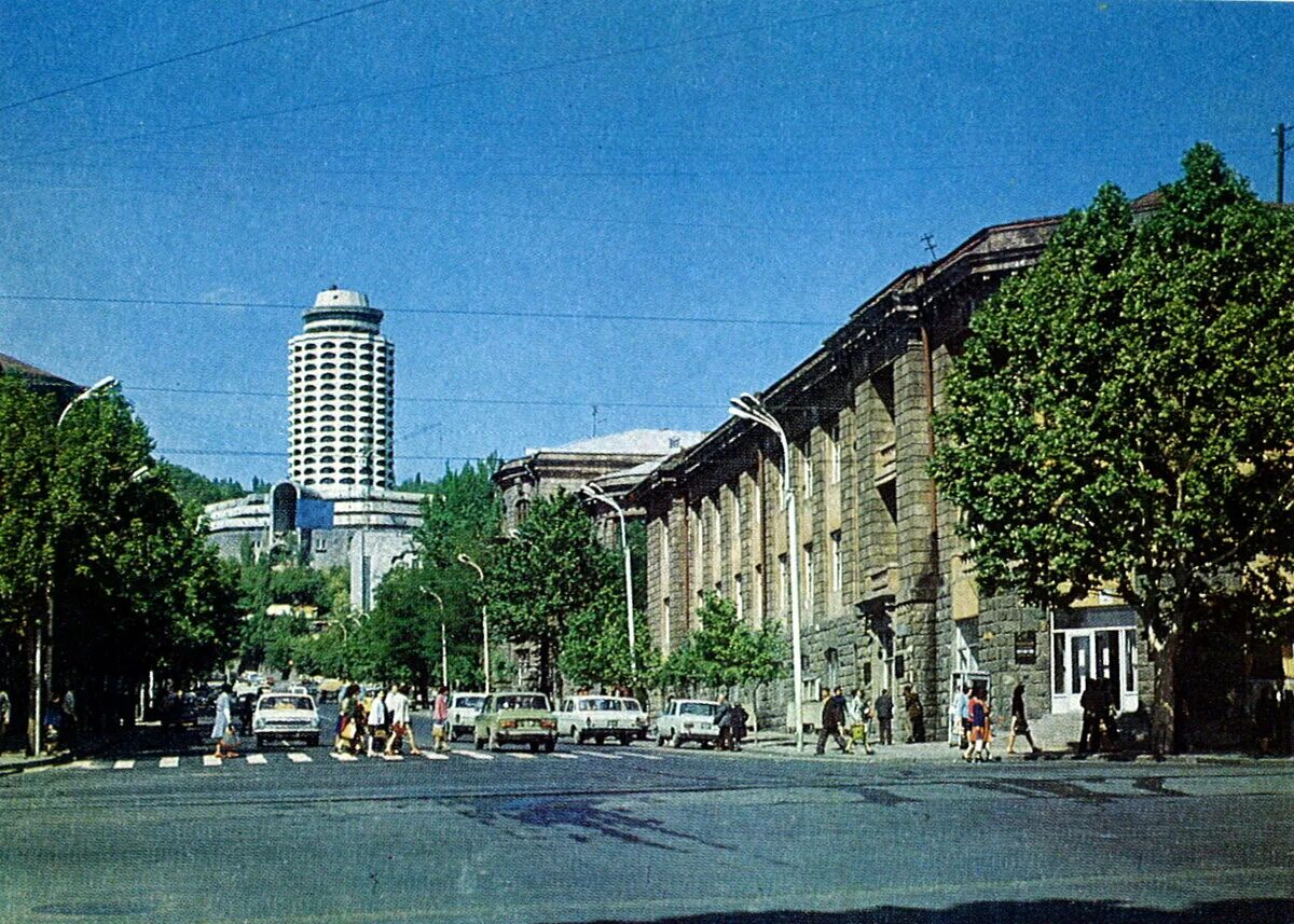 Ереван улица дом. Ереван Армения 70е. Ереван 1978. Ереван 1980. Ереван 80-е.