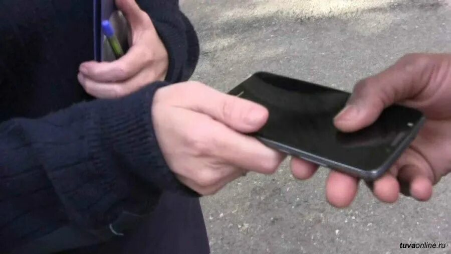 Украл телефон. Похитил телефон. Кража телефона у ребенка. Заставка на телефон положи телефон на место. Ребенок с телефоном в руках.