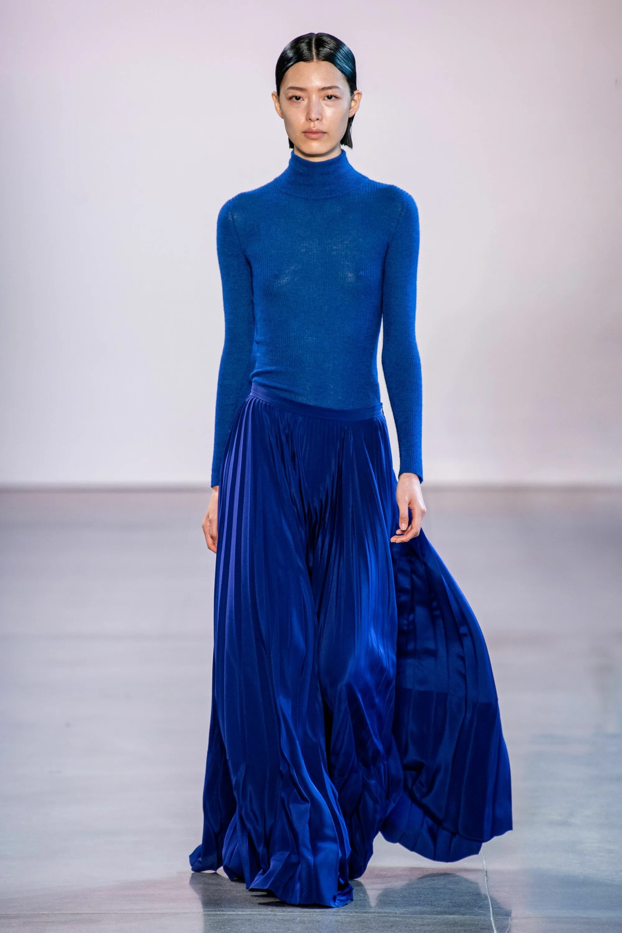 Платье синего цвета. Синий подиум. Versace 2015 spring. Синий цвет в одежде. Синий подиум.
