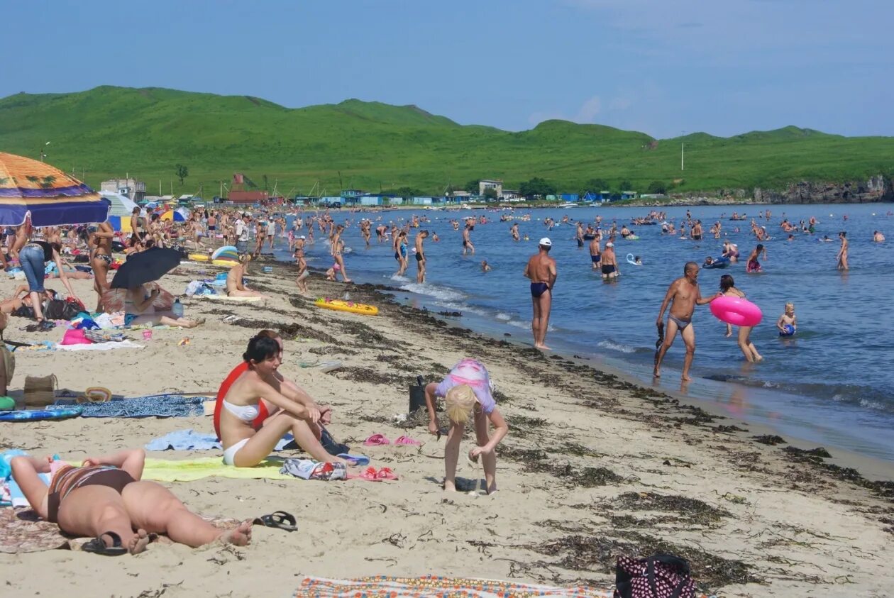 В июне в сочи можно купаться. Пляж Славянка Приморский край. Славянка Приморский край муниципальный пляж. Славянка Приморье пляж. Славянка Приморский край городской пляж.