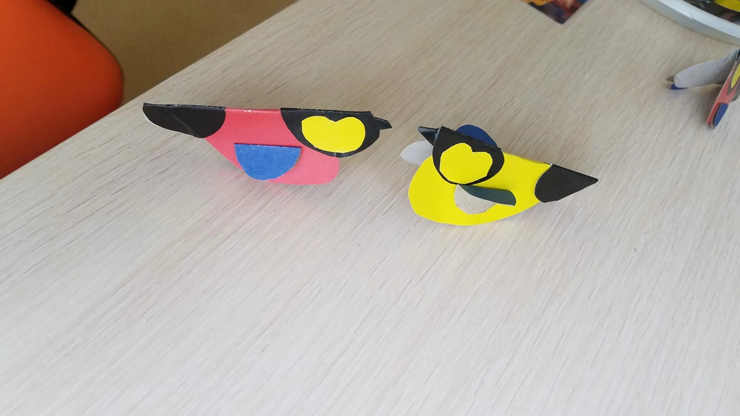 Аппликация из цветной бумаги птицы. Аппликация птичка. Аппликация синичка средняя группа. Аппликация синичка в младшей группе. Коллективная аппликация в средней группе.