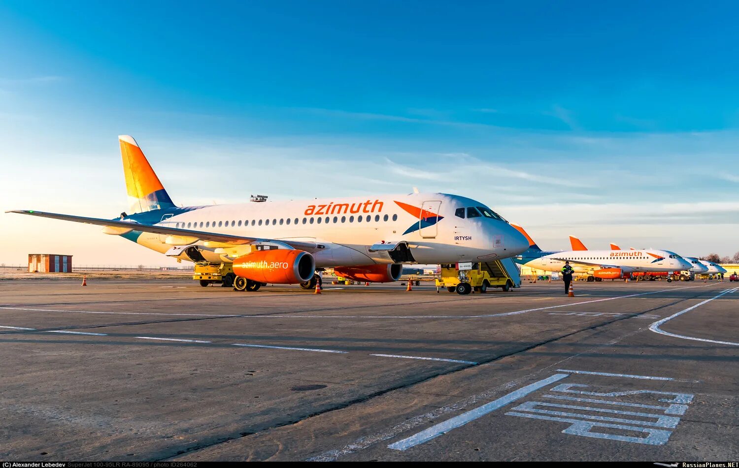 Самолет новокузнецк. SSJ 100 Азимут. Аэродром Азимут Краснодар. Ra89095. Оранжевый самолет.