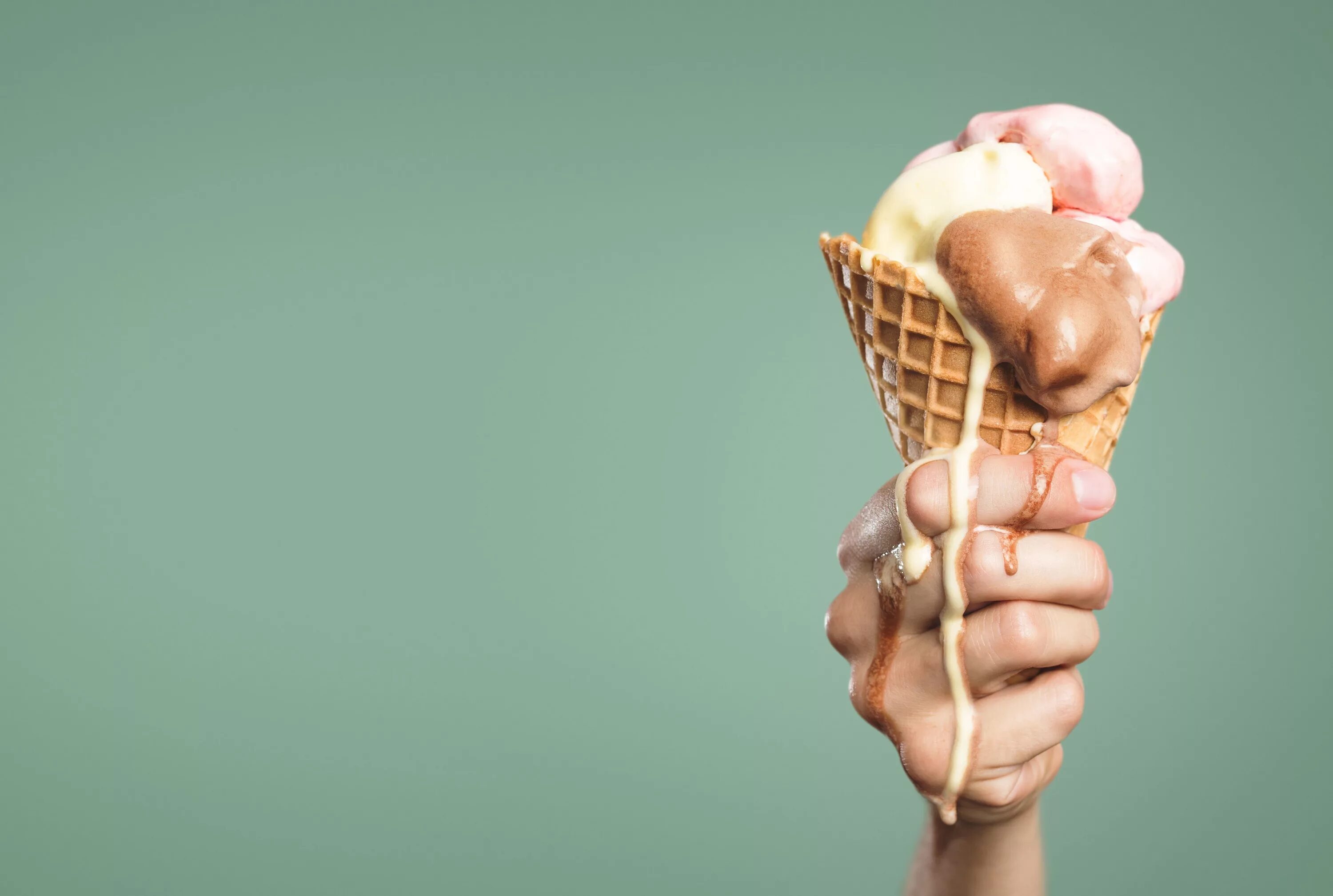 Растаяв в руках. Растаявшее мороженое. Мороженое в руке. Тающее мороженое. Растаявшее мороженое в руке.
