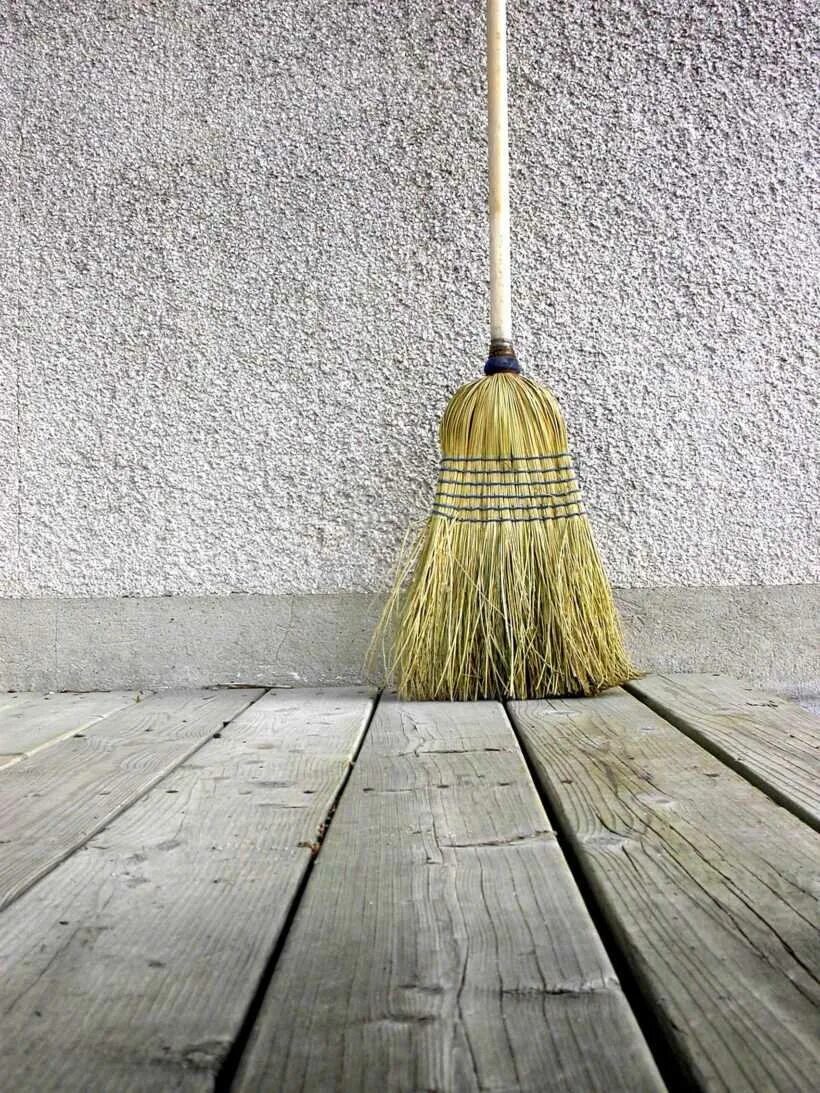 Приметы про веник. Подметать во сне веником пол. Подметать двор. Веники для подметания пола. Соник к чему снится подметать пол.