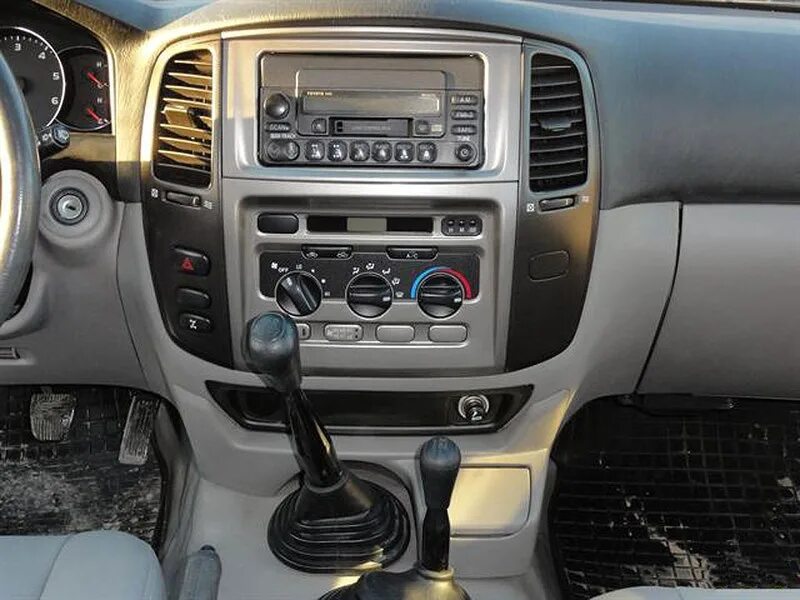 Андроид ленд крузер 100. Toyota land cruiser 105 салон. land cruiser 105 салон. панель land cruiser 105. тойота ландкрузер 105 салон.