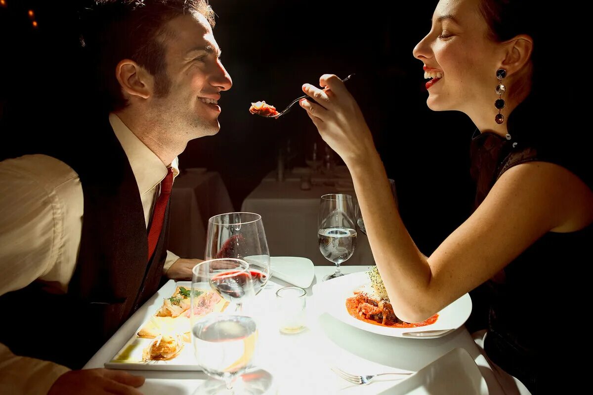 Ужин мужика. Романтический ужин в кафе. Мужчина и женщина романтический ужин. Мужчина в ресторане. Мужчина и женщина в ресторане.